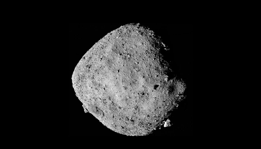 Asteroide Bennu L'asteroide Bennu fotografato dalla sonda OSIRIS-REx. Le analisi dei campioni riportati sulla Terra hanno identificato numerosi composti di interesse prebiotico, confermando che gli asteroidi possono custodire importanti ingredienti della chimica organica. Credit: NASA/Goddard/University of Arizona