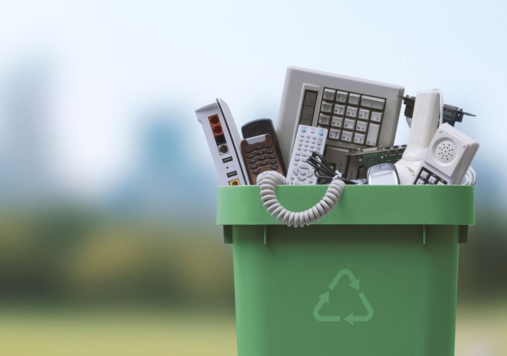 I rifiuti elettronici contengono sia parti riciclabili che altamente inquinanti, vanno quindi eliminati correttamente