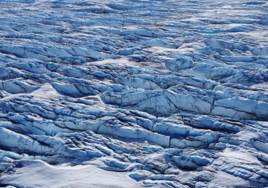 Ein Teil des grönländischen Eisschildes mit geschwärztem Eis, verursacht durch Algen.