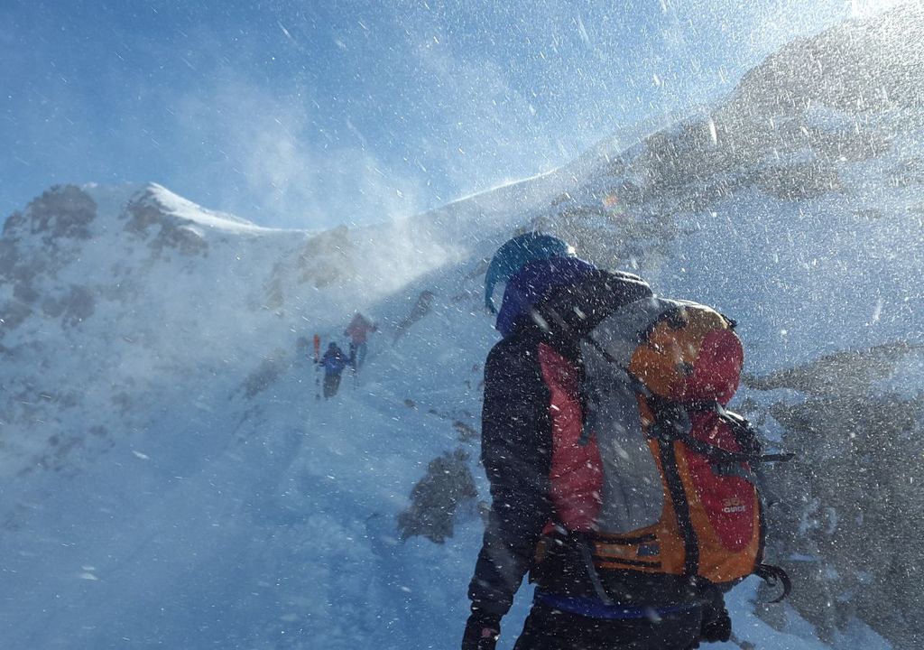 Persona subiendo la cordillera, viento blanco, ventisca, zona norte de Chile, Meteored