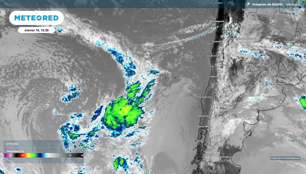 La imagen satelital muestra una extensa banda de nubosidad y núcleos de gran desarrollo vertical sobre el Pacífico, frente a Chile, mientras persisten condiciones de inestabilidad y probables tormentas eléctricas en sectores del sur y extremo austral del país.