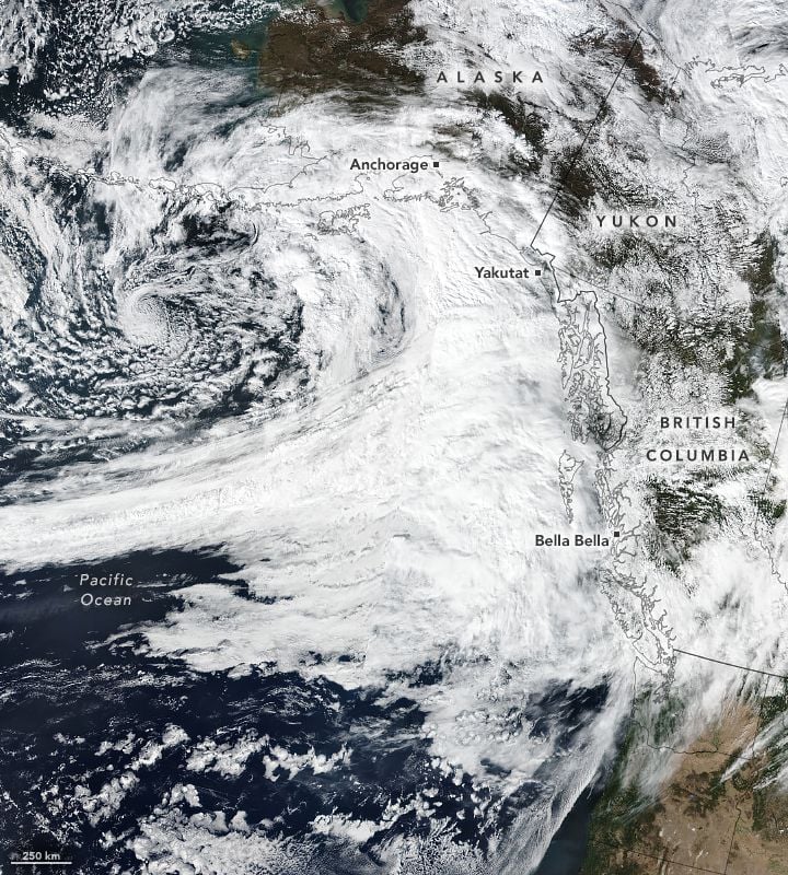 Imagen del satélite Suomi NPP para el 22 de septiembre de 2024 mostrando la borrasca y la banda nubosa frontal asociada a río atmosférico citado. Ver texto para detalles. NASA