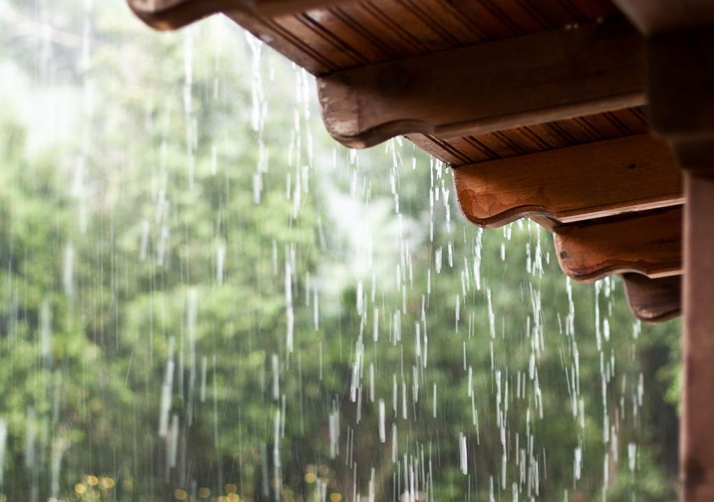 Lluvia cayendo desde el techo de una casa