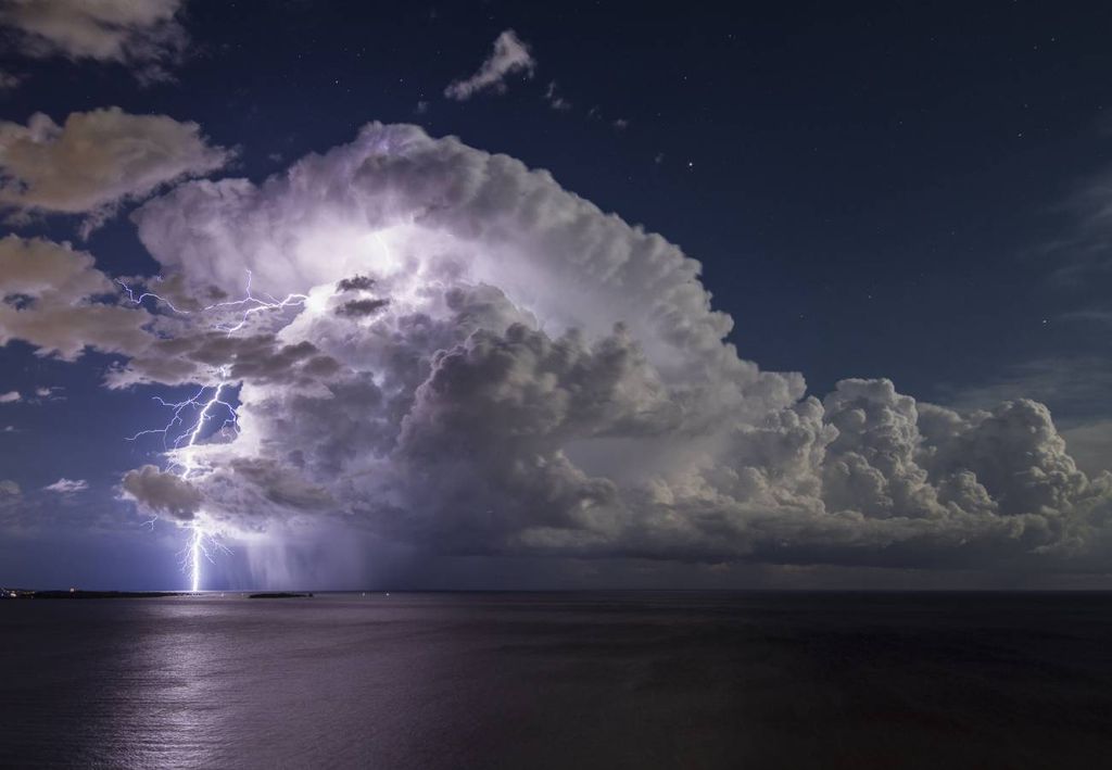 Calor e muita umidade preparam o ambiente instável para a chegada da frente fria. Calor e muita umidade preparam o ambiente instável para a chegada da frente fria.