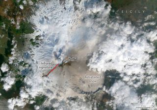 Un río de fuego recorre las laderas nevadas del monte Etna en Sicilia, Italia