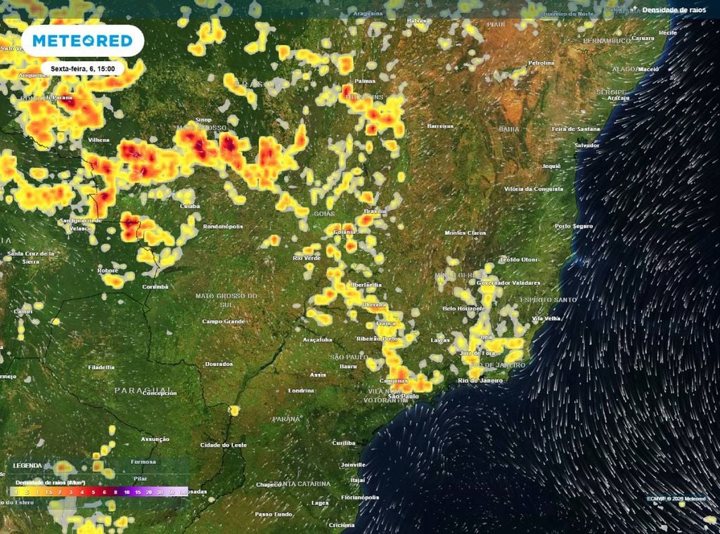 Previsão de densidade de raios para a sexta-feira (6) à tarde (15h), mostrando riscos de descargas elétricas no norte e nordeste de SP e no RJ.