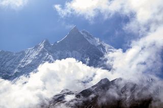 Los expertos están sorprendidos de cómo un río está empujando hacia arriba la cima del monte Everest