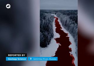 El río Iskitimka, en Rusia, sorprende a sus habitantes al tornarse de color rojo oscuro