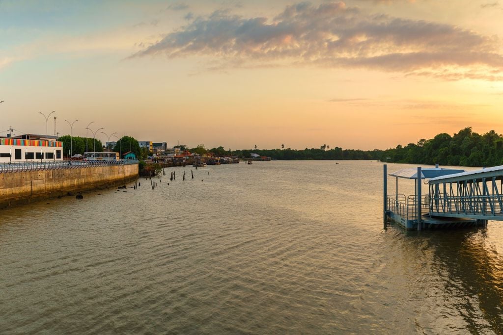 Orla urbana de Barcarena (PA), onde a expansão da cidade se conecta diretamente com os rios amazônicos da região.