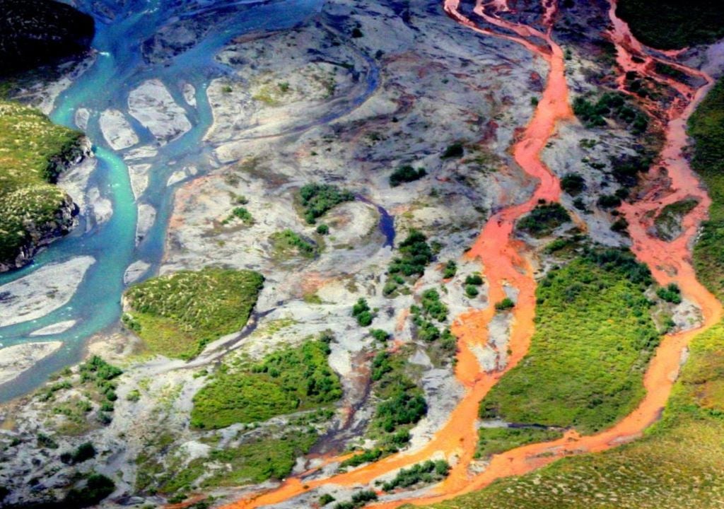 Une vue aérienne de la rivière Kutuk de couleur rouille dans les portes du parc national de l'Arctique en Alaska. Le dégel du pergélisol expose les minéraux à l’érosion, augmentant l’acidité de l’eau et libérant des métaux comme le fer, le zinc et le cuivre. Crédit : Ken Hill – Service des parcs nationaux.