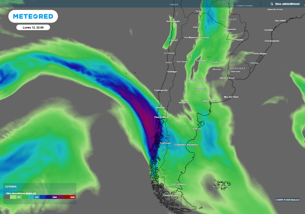 El primer río atmosférico de la semana dejará un gran aporte de vapor sobre la Patagonia y sur de Chile, acoplándose a un sistema frontal que avanzará hasta el sur del Biobío. El norte de Chile también tendrá un aporte de vapor, que sustentará las lluvias en zonas desérticas, con el paso de una baja segregada.
