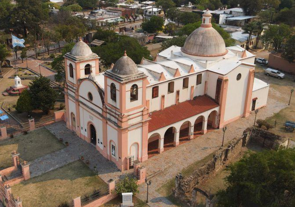 Villa Tulumba Córdoba La iglesia Nuestra Señora del Rosario (Villa Tulumba) alberga un antiguo tabernáculo de estilo barroco y que fue intervenido artísticamente por Martín Santiago, un reconocido pintor. Foto: X @turismocba