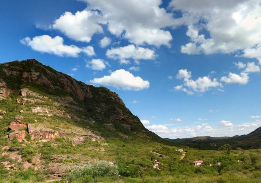 Cerro Colorado Córdoba Villa Tulumba es una de las puertas de entrada al Cerro Colorado y sus pinturas rupestres. Foto: X @turismocba