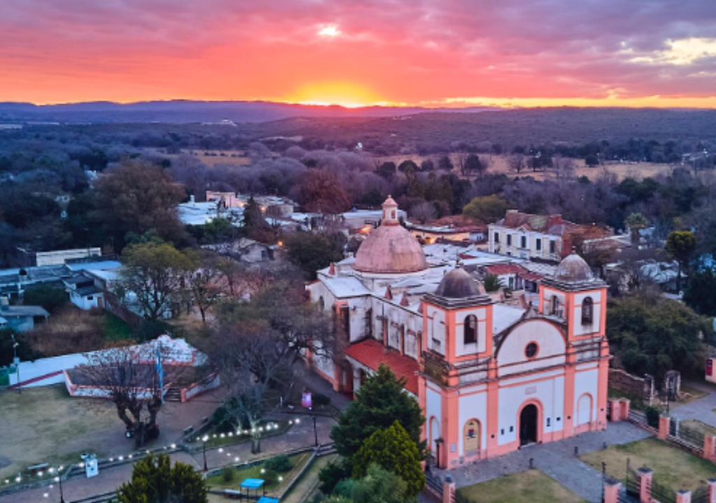Villa Tulumba Córdoba Villa Tulumba es una ciudad ideal para una escapada entre sierras, naturaleza e historia. Foto: Instagram @matiasfotografia