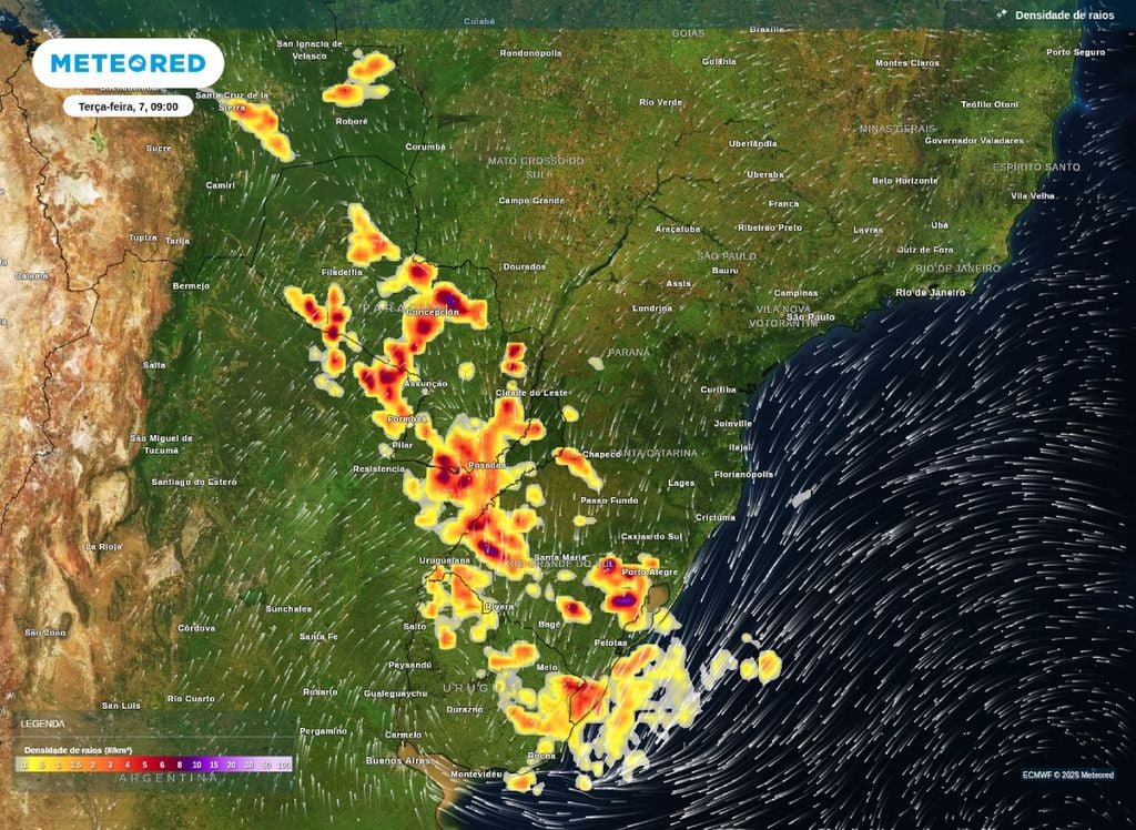 Mapa de densidade de raios para esta manhã de terça (7) sobre o centro-sul do Brasil. Mapa mostra áreas com maiores chances de tempestades.