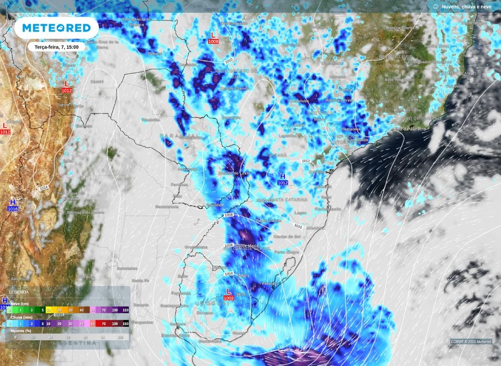 Mapa com pressão a nível médio do mar, nebulosidade e chuva para a tarde de terça-feira (7). Áreas em tons mais escuros indicam chuvas fortes e intensas sobre o interior gaúcho e oeste do MS.