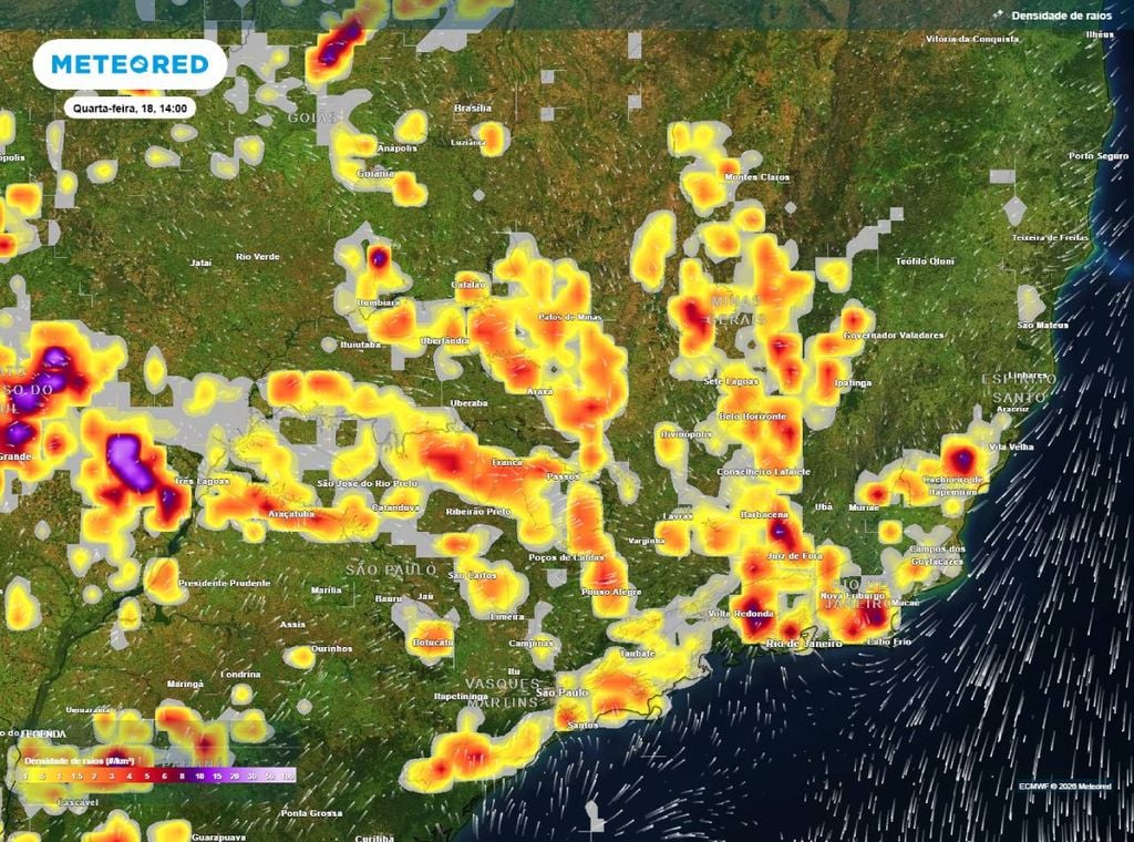 Previsão de densidade de raios para a quarta-feira (18) à tarde (14h), segundo o modelo europeu ECMWF, mostrando as áreas com risco de tempestades.
