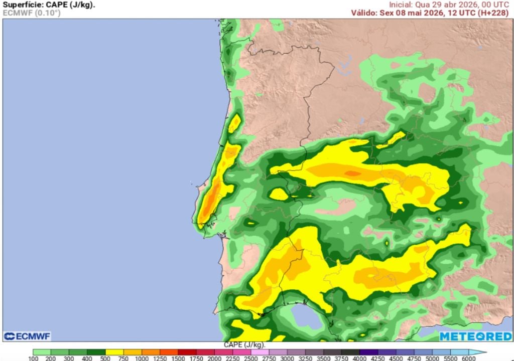 Os valores de energia disponível para convecção (CAPE) previstos para 8 de maio evidenciam condições favoráveis ao desenvolvimento de aguaceiros e trovoadas, sobretudo no interior e regiões do Centro e Sul. As áreas com valores mais elevados indicam maior instabilidade atmosférica, podendo dar origem a células convectivas mais intensas durante a tarde e início da noite.