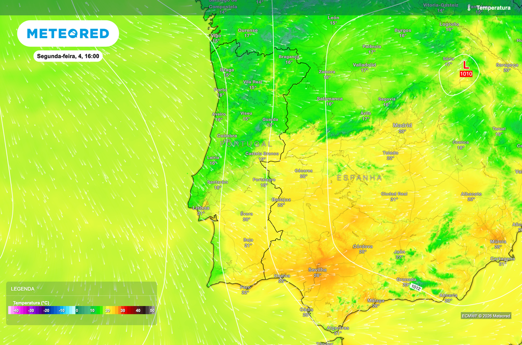 Distribuição da temperatura à superfície na tarde de segunda-feira, 4 de maio, com valores mais amenos no litoral, entre 17 e 21 °C, e ligeiramente mais elevados no interior, onde poderão atingir 22 a 24 °C. Este padrão reflete a influência do fluxo de oeste, que mantém o litoral mais fresco e condiciona a subida das temperaturas no território.