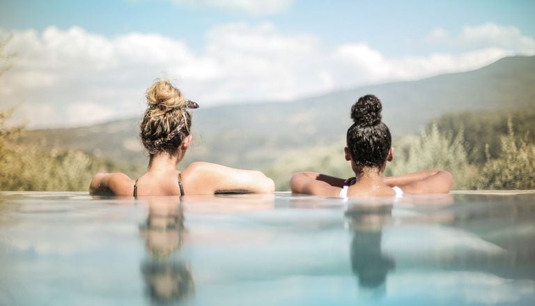 Rodeada de naturaleza y alimentada por un embalse: as&iacute; es la piscina natural m&aacute;s grande de Espa&ntilde;a