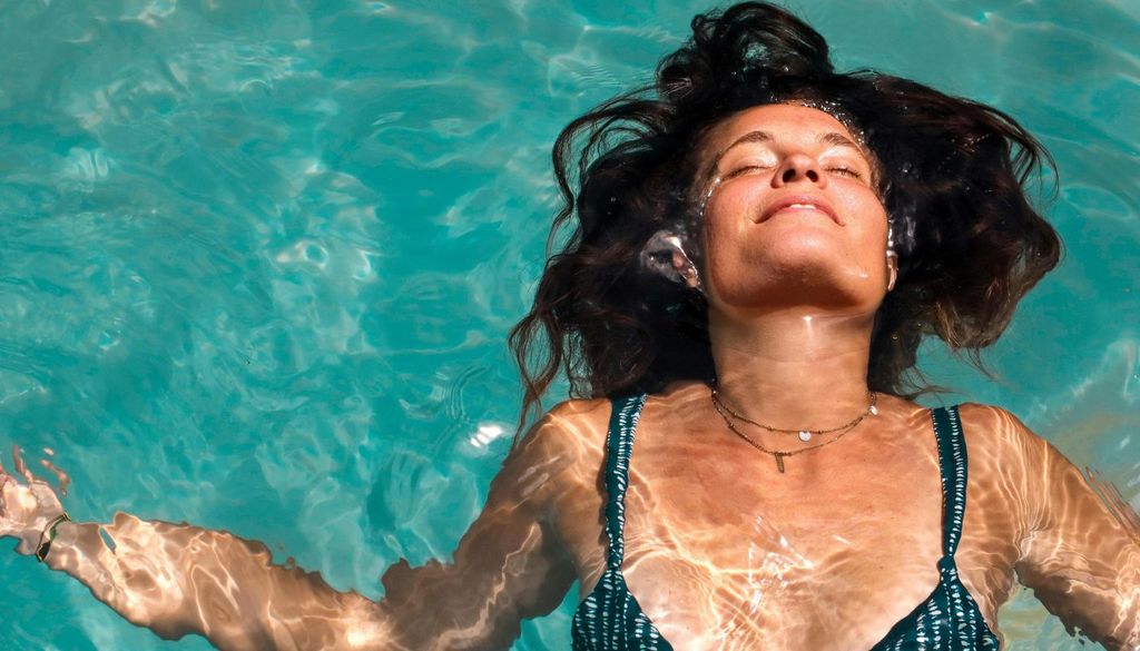 Mujer en piscina Riosequillo vuelve a posicionarse como una de las opciones más atractivas para quienes buscan combinar baño, naturaleza y desconexión
