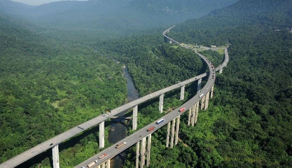 A Rodovia dos Imigrantes atravessa a Serra do Mar com túneis, viadutos e um sistema de operação avançado. Crédito: Xataka Brasil