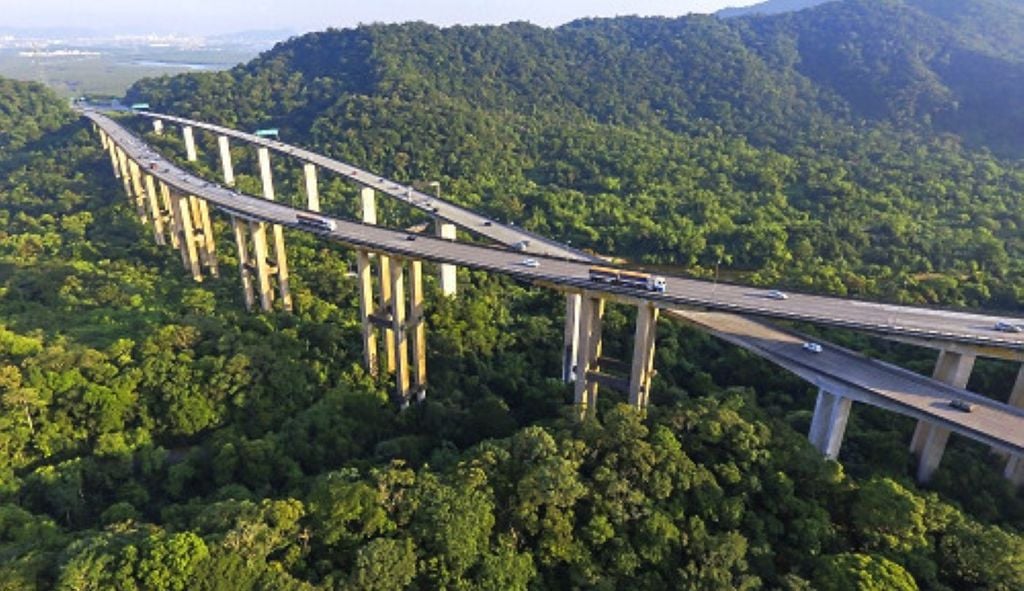 A Rodovia dos Imigrantes atravessa a Serra do Mar com viadutos e túneis que permitem ligar São Paulo ao litoral em meio à Mata Atlântica, reduzindo a necessidade de intervenções na vegetação. Crédito: Xataka Brasil