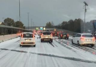 Roma, forte grandinata imbianca la città: video e foto