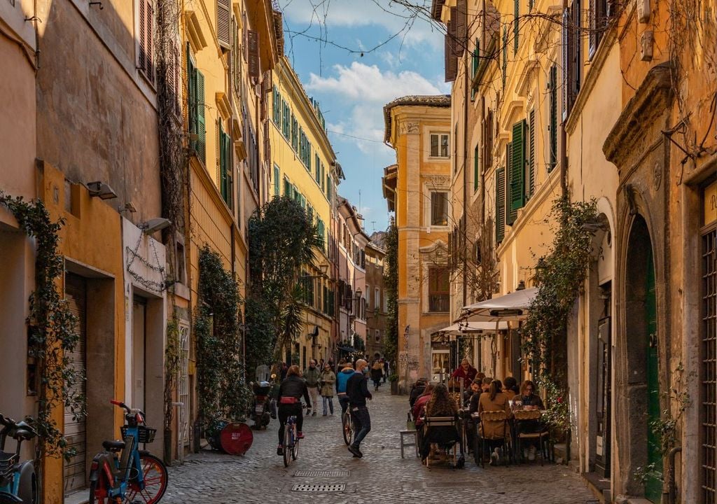Pasta, buen vino y una mesa pequeña en Trastevere, el pintoresco barrio de Roma situado al otro lado del río Tíber: uno de los planes más románticos para disfrutar en pareja.