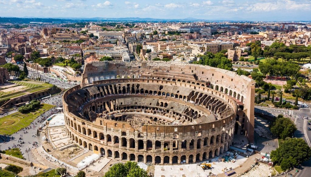 Belvedere Colosseo Una veduta aerea sul Colosseo e su una parte del parco archeologico