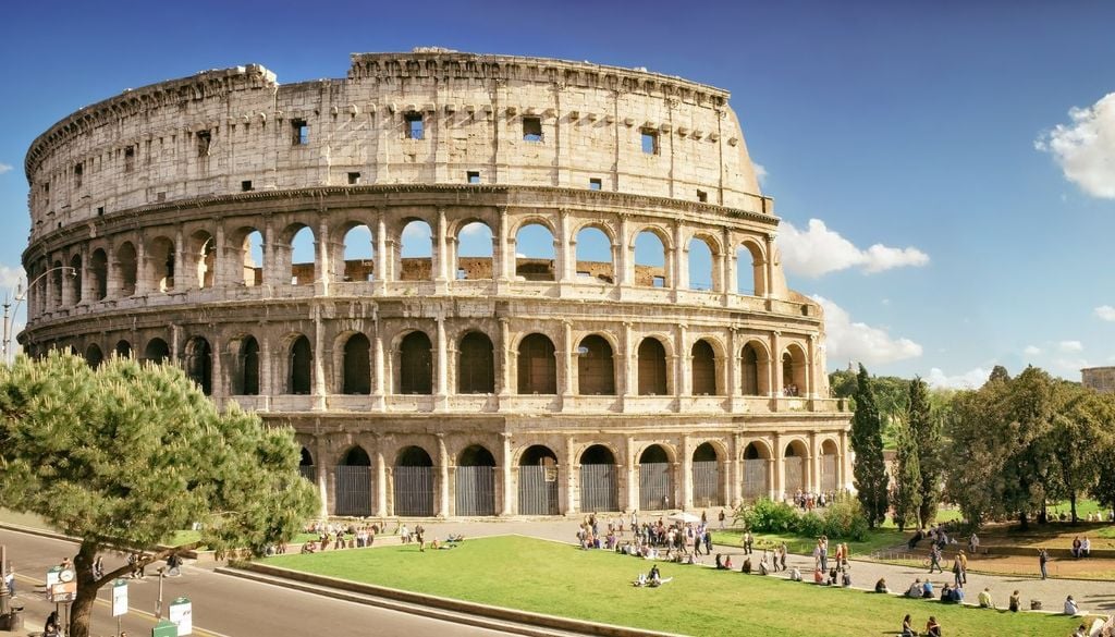 Colosseo Belvedere Cederna Veduta frontale del Colosseo, l'Anfiteatro Flavio del 70 a.C.