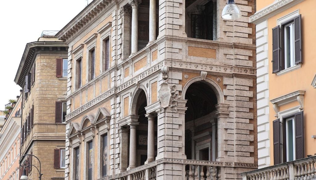 Il palazzo Farnesina ai Baullari, opera cinquecentesca di Antonio da Sangallo il Giovane