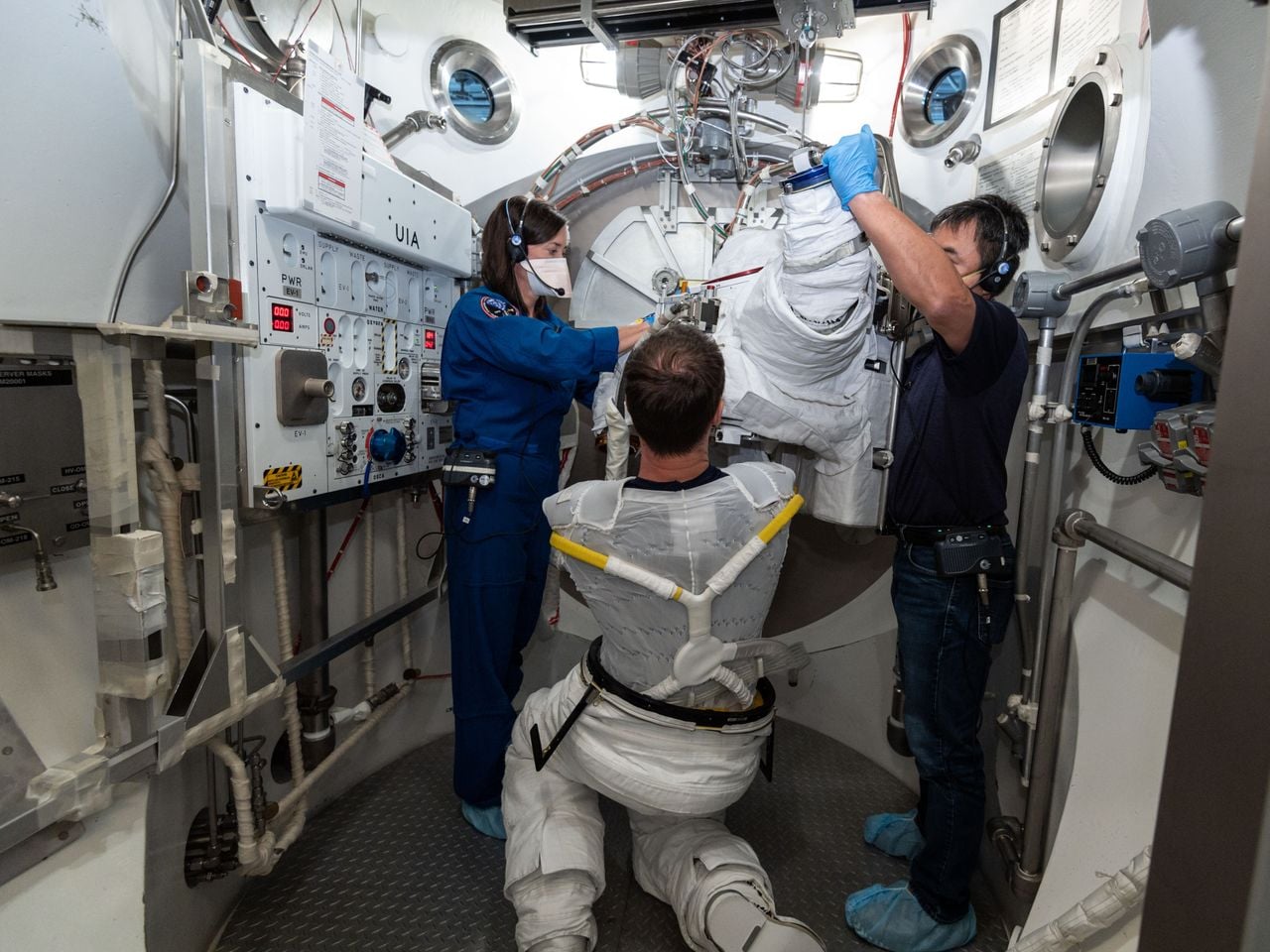 El astronauta de la ESA Thomas Pesquet se coloca su traje espacial Unidad de Movilidad Externa (UME), con su prenda de ventilación y refrigeración líquida visible. Crédito: ESA