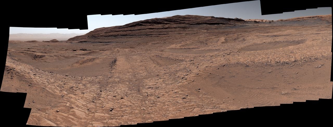 El rover Curiosity de la NASA capturó este panorama de formaciones en forma de caja (las crestas bajas que se ven aquí con huecos entre ellas) utilizando su Mastcam el 26 de septiembre de 2025. Crédito: NASA/JPL-Caltech/MSSS