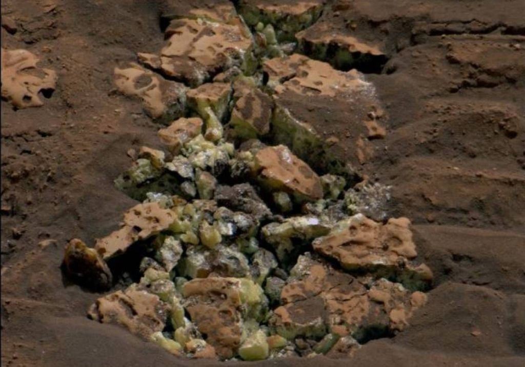 Image de la roche écrasée par le rover Curiosity sur Mars, contenant du soufre (cristaux jaunes) à l'intérieur. Crédit : NASA/JPL-Caltech/MSSS.