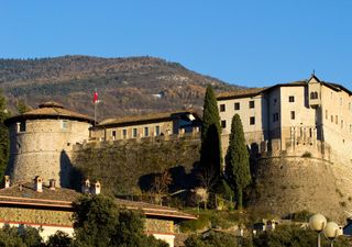 Tra le montagne del Trentino c'è una piccola città tra passato, futuro e incredibili bellezze naturali