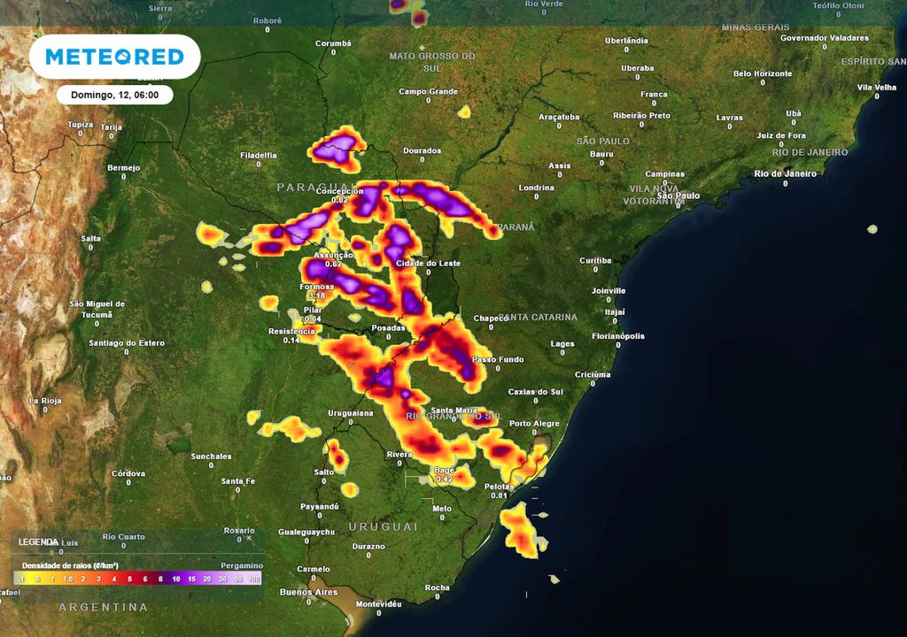 Previsão de densidade de raios no domingo de manhã.