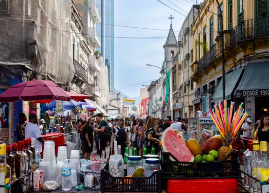Feirinhas na Rua do Senado, no Centro do RJ, em 2023. Crédito: Leo Martins/Agência O Globo.
