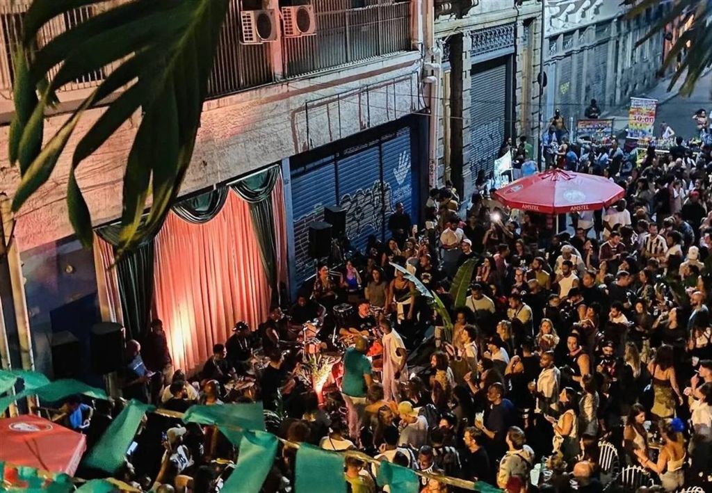 Público da Destilaria Maravilha toma a Rua do Senado nas noites de quinta a sábado. Crédito: Eduardo Boccaletti/Divulgação.