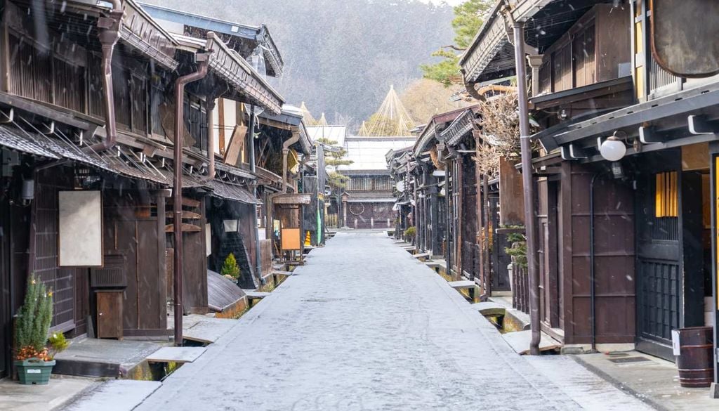 Nas ruas japonesas, os caixotes do lixo são raros, mas a limpeza continua a fazer parte da paisagem urbana.