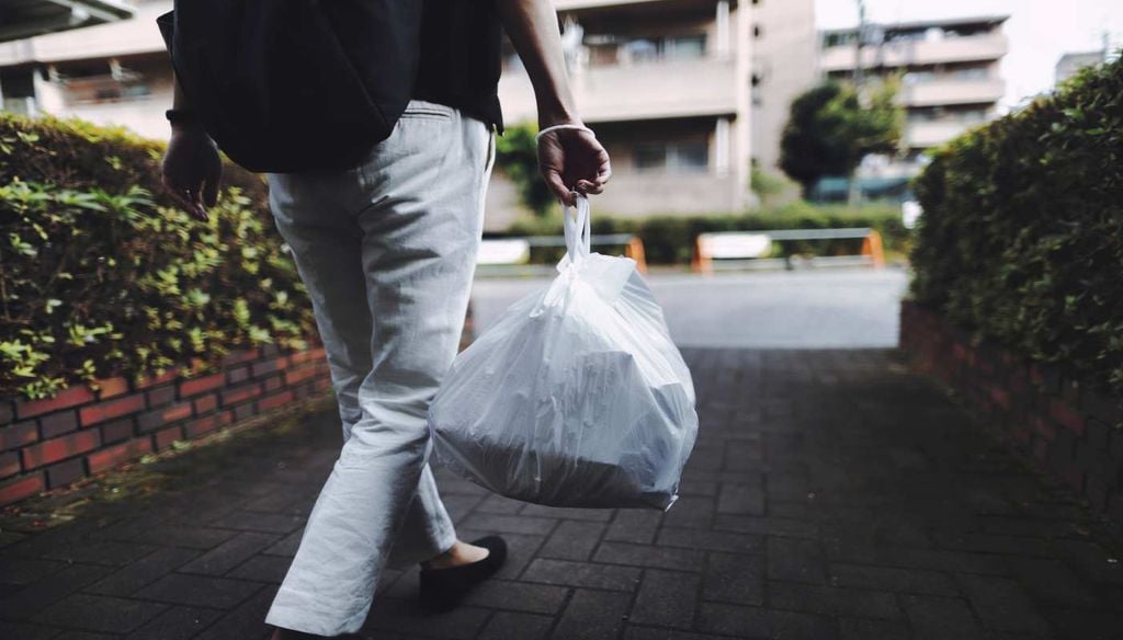 No Japão, em vez de procurar um recipiente, grande parte da população guarda as embalagens consigo e levam o lixo para casa.