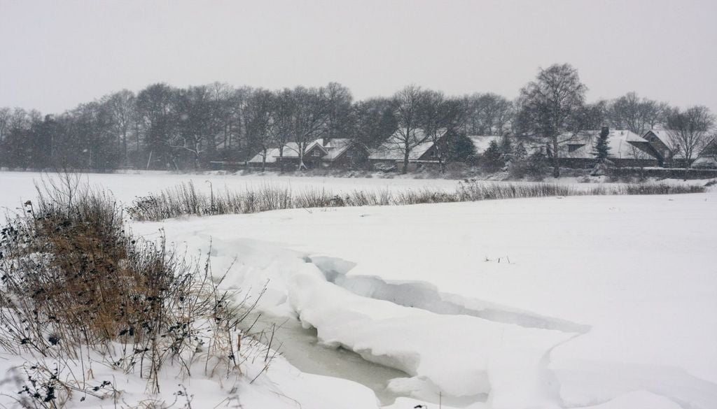 Viel Wind oder sogar Sturmböen können Schnee meterhoch auftürmen.