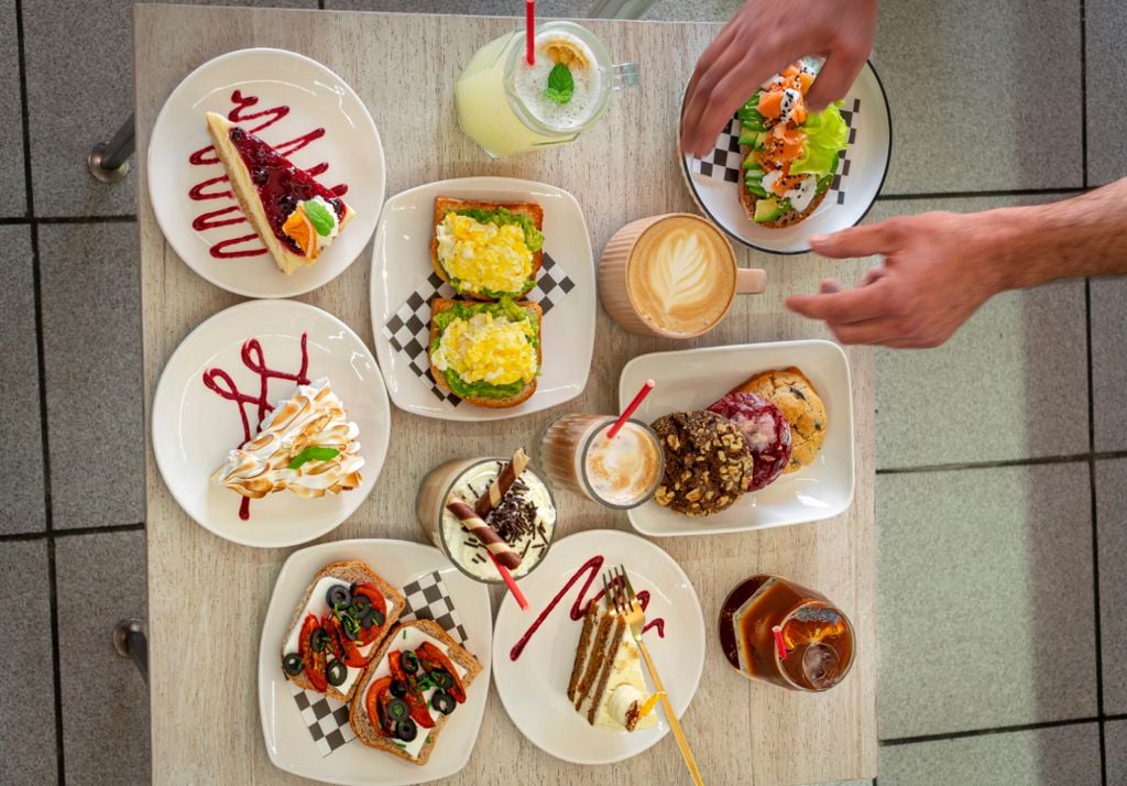 Opciones dulces y saladas, además de refrescos fríos y calientes forman parte de la propuesta de La Perla en Valparaíso.