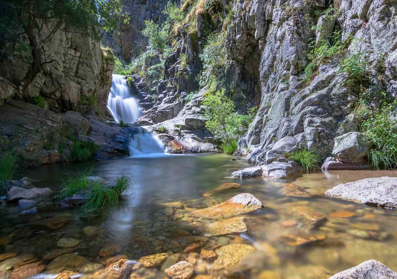 https://services.meteored.com/img/article/ruta-de-la-cascada-del-purgatorio-madrid-1697017185088_1280.jpeg