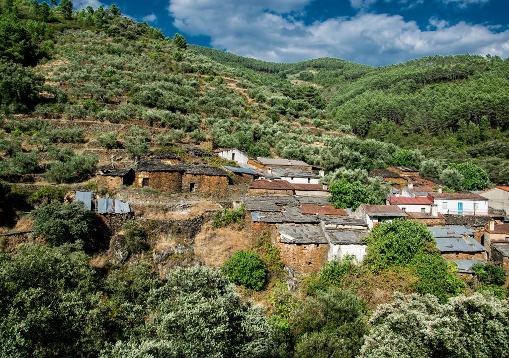 Típica arquitectura de pizarra de las Hurdes en una alquería enclavada en la naturaleza salvaje.