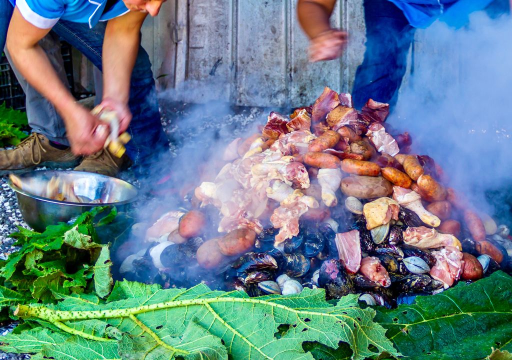 Curanto al hoyo, preparación típica de Chiloé, sur de Chile.