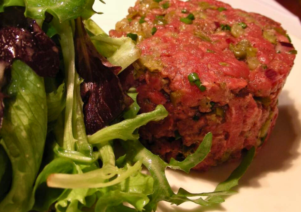 Crudo Valdiviano, plato de origen alemán. Crudo Valdiviano, plato de origen alemán.