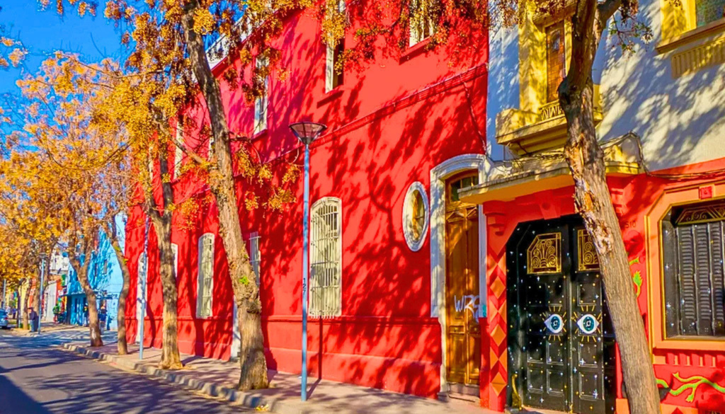 Barrio Yungay, sector patrimonial en Santiago. En el barrio Yungay se pueden ver imponentes casonas patrimoniales de los siglos XIX y XX. Crédito: Architectural Digest Mexico.