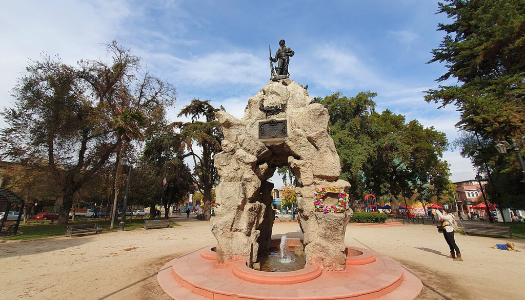 Monumento el Roto Chileno en la plaza Yungay. Monumento el Roto Chileno en la plaza Yungay. Crédito: Wikimedia Commons.