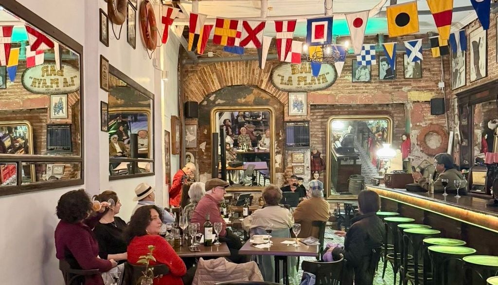 Bar La Playa de Valparaíso. El bar La Playa tiene una decoración que evoca al Valparaíso del siglo pasado. Crédito: @elplayavalpo.